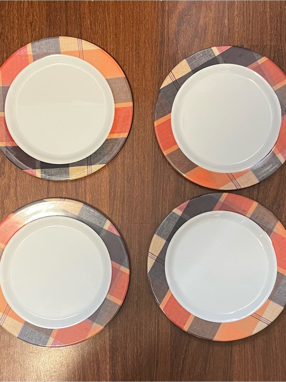 Picnic Time Plaid Rim Plastic Salad Luncheon Plates Set of 4 Round 8 7/8”